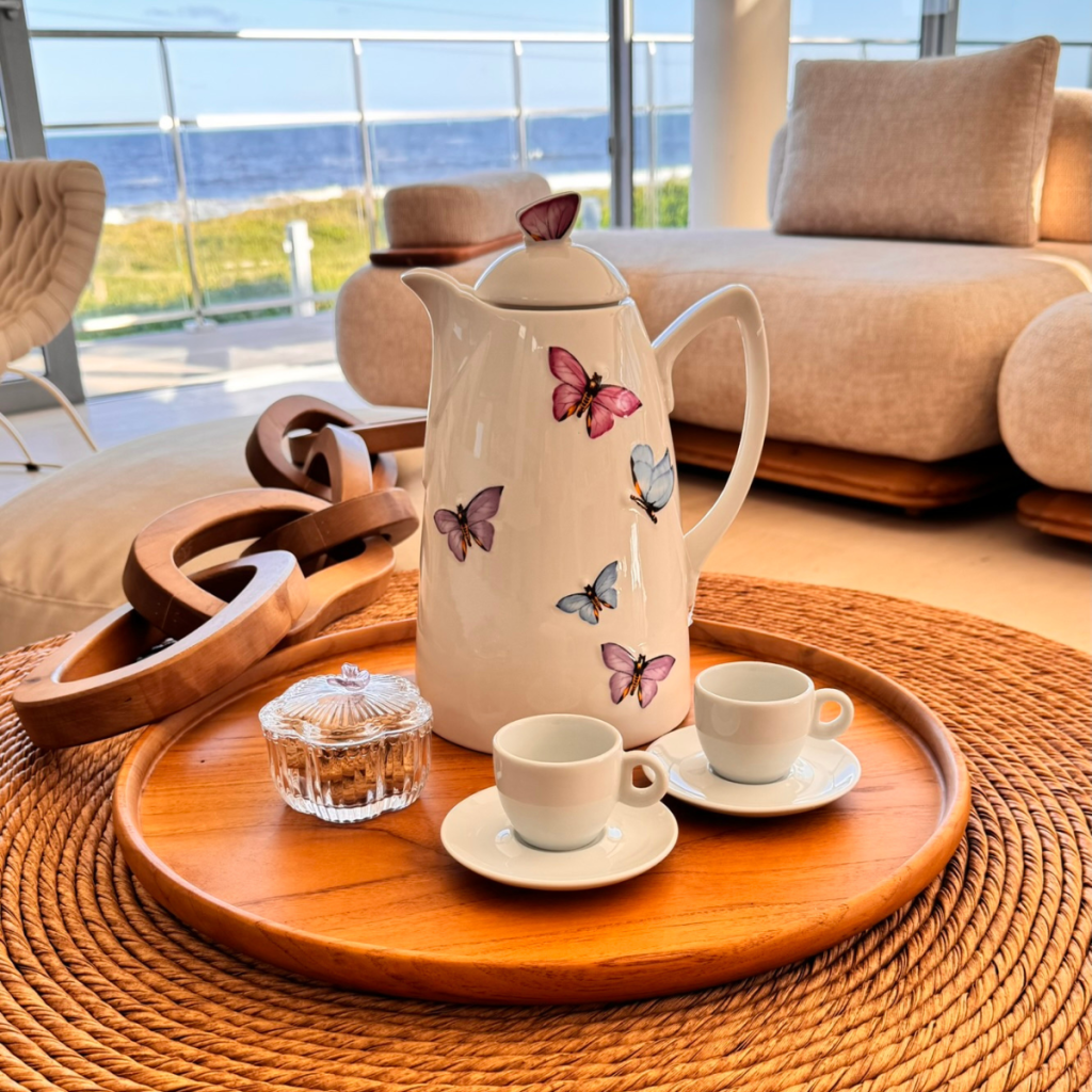 Decoração de café da manhã elegante com porcelana e bandeja de madeira.
